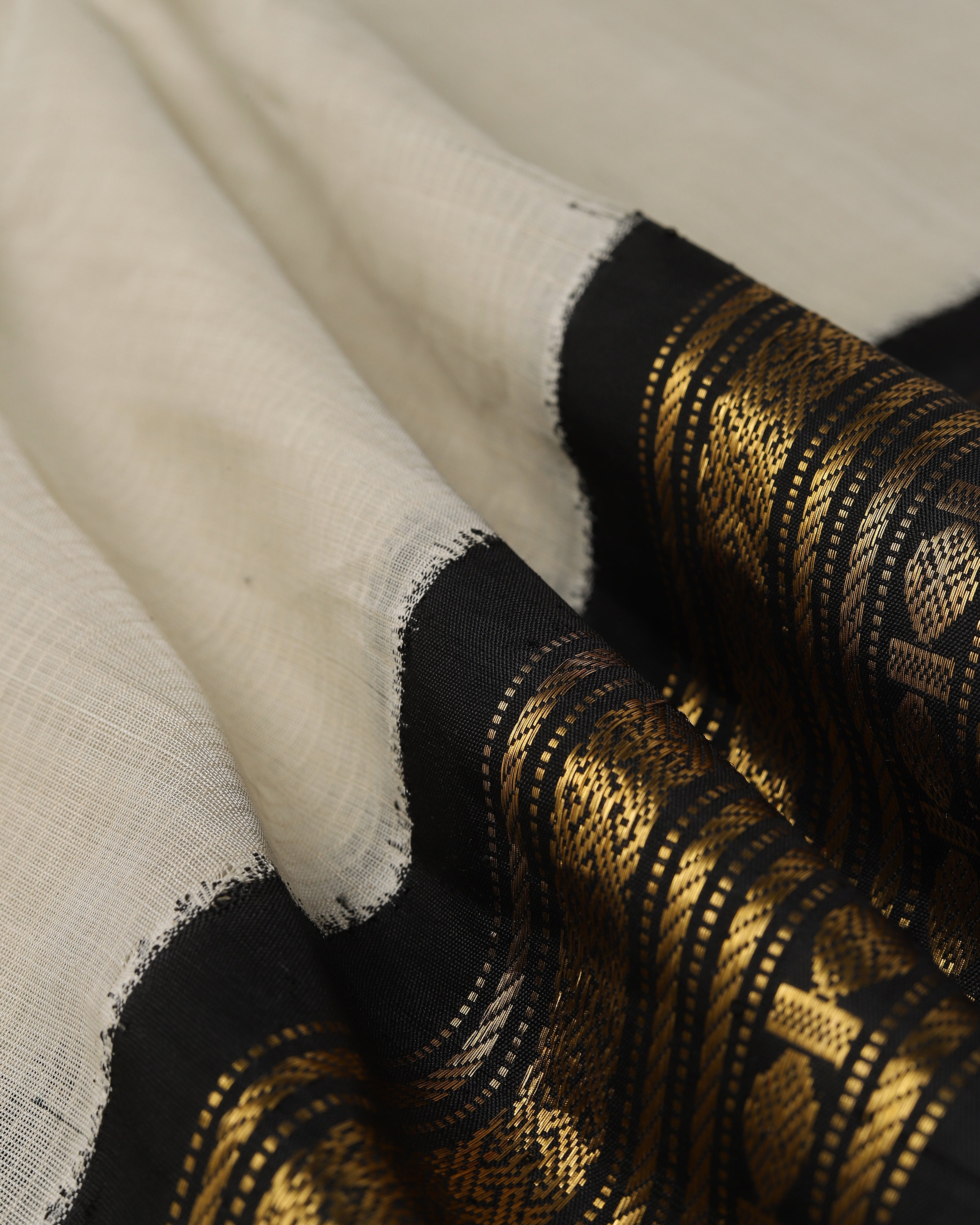 Jadora Gadwal Kuttu Weave Cotton Saree